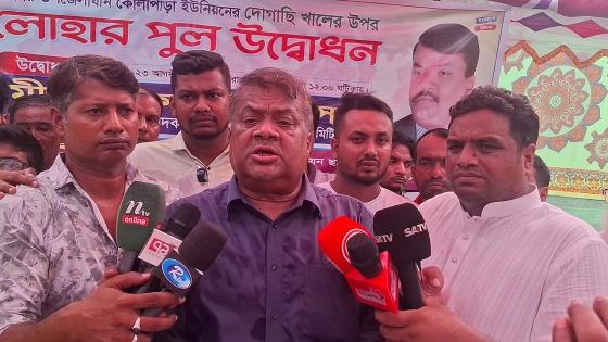 সাংবাদিকদের সঙ্গে আলাপকালে মীর সরফত আলী সপু। ছবি : কালবেলা