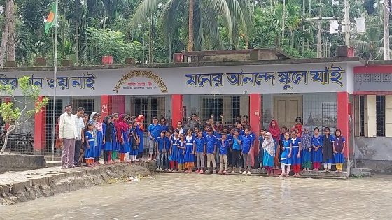 চারপাশে পানি প্লাবিত পূর্ব খাউলিয়া সরকারি প্রাথমিক বিদ্যালয়। ছবি : কালবেলা