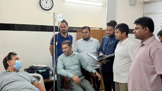 বিএনপি চেয়ারপারসনের উপদেষ্টা কাউন্সিলের সদস্য বীর মুক্তিযোদ্ধা আবদুস সালামকে হাসপাতালে দেখতে যান ডা. পারভেজ রেজা কাঁকন। ছবি : কালবেলা