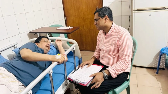 শামসুর রহমান শিমুল বিশ্বাসকে দেখতে হাসপাতালে যান ডা. আ. ন. ম. মনোয়ারুল কাদির বিটু। ছবি : সংগৃহীত