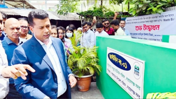 নারায়ণগঞ্জে ফতুল্লা বাজার এলাকায় স্থাপিত ডাস্টবিন উদ্ধোধন। ছবি : কালবেলা