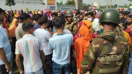 ঢাকার ধামরাইয়ে মমো ফ্যাশন্স লিমিটেডের শ্রমিকদের বিক্ষোভ। ছবি : কালবেলা