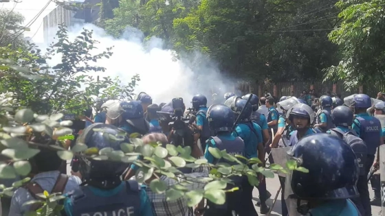 শিক্ষার্থীদের পুলিশের ধাওয়া, সাউন্ড গ্রেনেড নিক্ষেপ |