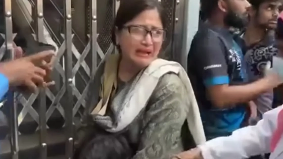 সন্তানকে বাঁচাতে মেট্রোরেলের গেট ধরে মায়ের আহাজারি |