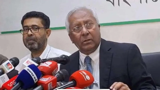 সাংবাদিকদের সঙ্গে কথা বলছেন ইসি সচিব আখতার আহমেদ। ছবি : কালবেলা