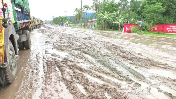 ১৬০ কোটি টাকা ব্যয়ে নতুন করে নির্মাণ করা খুলনা-সাতক্ষীরা মহাসড়ক বেহাল। ছবি : কালবেলা