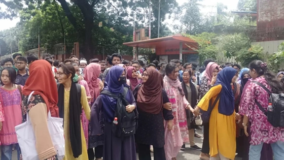 আগারগাঁও মোড়ে শিক্ষার্থীদের ব্লকেড, যান চলাচল বন্ধ |