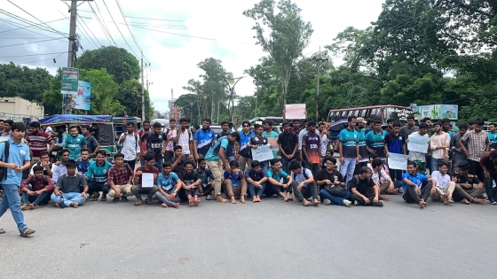 প্রকৌশল শিক্ষার্থীদের ঢাকা-রাজশাহী মহাসড়ক অবরোধ |