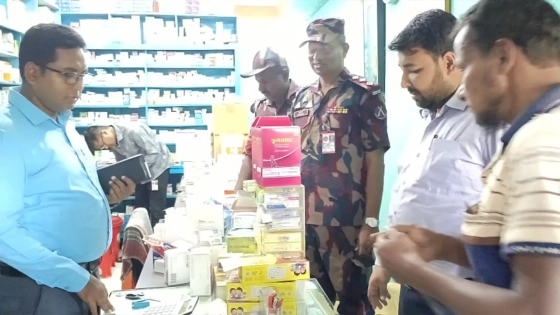 জনস্বাস্থ্য রক্ষায় ফিজিশিয়ান স্যাম্পল জাতীয় ওষুধ বিক্রি বন্ধে সাতক্ষীরায় টাস্কফোর্সের অভিযান। ছবি : কালবেলা