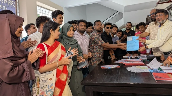 রাকসুর কোষাধ্যক্ষ কার্যালয় থেকে ছাত্রদলের নেতাকর্মীরা মনোনয়ন ফরম সংগ্রহ করেন। ছবি : কালবেলা