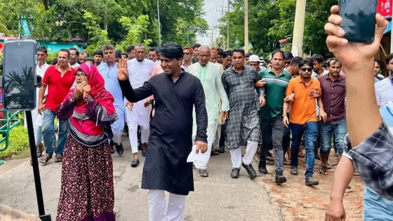 ৩১ দফার লিফলেট বিতরণে তারিকুল আলম তেনজিং। ছবি : কালবেলা