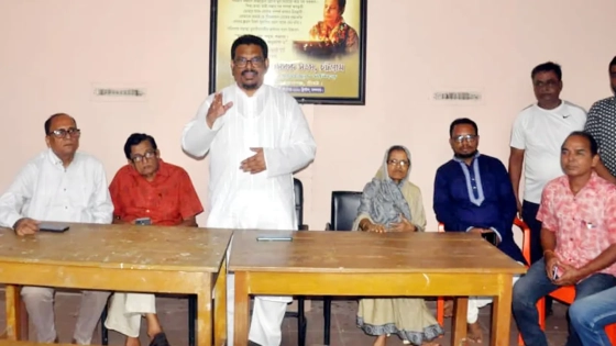 সনাতন ধর্মাবলম্বীদের সঙ্গে মতবিনিময়কালে কথা বলেন ড. মোহাম্মদ এনামুল হক চৌধুরী। ছবি : কালবেলা