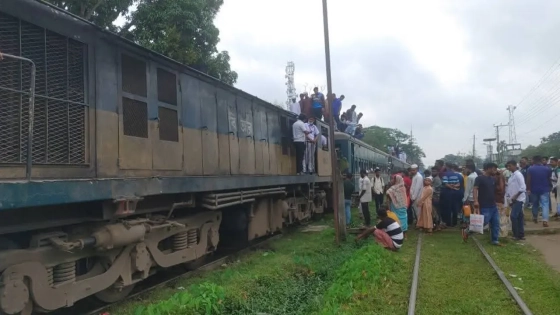 ময়মনসিংহের গফরগাঁওয়ে বলাকা কমিউটার ট্রেনের ইঞ্জিনে আগুন। ছবি : কালবেলা