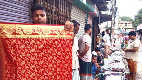 সিরাজগঞ্জের কাপড়ের হাটে নেই ক্রেতা। ছবি : কালবেলা