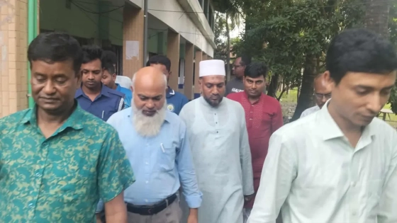 অবরুদ্ধ কর্মকর্তাকে উদ্ধারে প্রশাসন। ছবি : কালবেলা