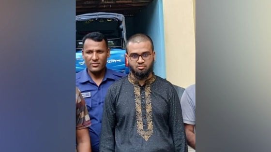 পুলিশের হাতে গ্রেপ্তার মমিনুর রহমান। ছবি : সংগৃহীত