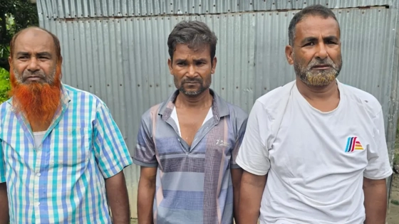 র্যাবের হাতে গ্রেপ্তার তিনজন। ছবি : কালবেলা