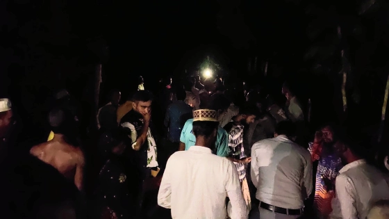 মৃতের বাড়িতে স্বজনের ভিড়। ছবি : কালবেলা