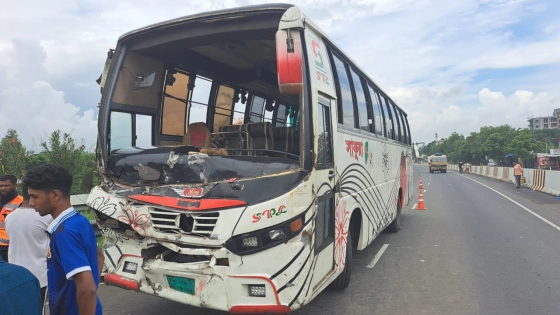 দুর্ঘটনাকবলিত বাস। ছবি : কালবেলা