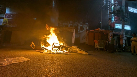 রাজশাহীতে জাতীয় পার্টির কার্যালয়ের চেয়ার টেবিল ও সাইনবোর্ডে আগুন। ছবি : কালবেলা