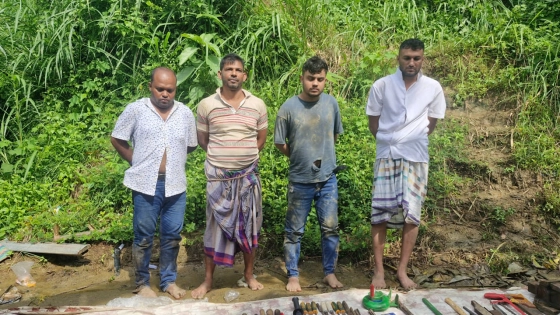 সীতাকুণ্ডে অস্ত্র তৈরির কারখানা থেকে আটকরা। ছবি : কালবেলা