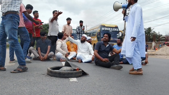 ঢাকা-চট্টগ্রাম মহাসড়ক অবরোধ। ছবি : কালবেলা
