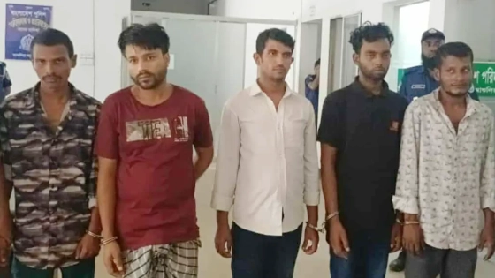 গ্রেপ্তার ৫ যুবক। ছবি : কালবেলা
