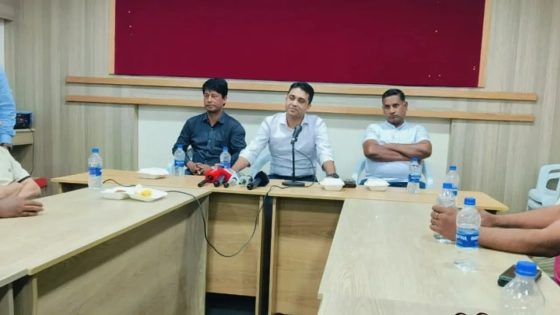 সাংবাদিকদের সঙ্গে মতবিনিময় সভায় বক্তব্য রাখেন ড. মো. মনিরুজ্জামান। ছবি : কালবেলা