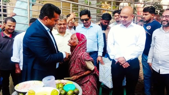 নারায়ণগঞ্জের শতবর্ষী বৃদ্ধার পাশে দাঁড়ালেন জেলা প্রশাসক মোহাম্মদ জাহিদুল ইসলাম মিঞা। ছবি : কালবেলা