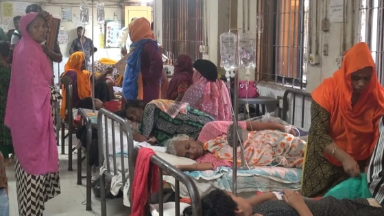 হঠাৎ পেটের অসুখে অসুস্থ হয়ে নাটোর সদর হাসপাতালে ভর্তি হয়েছেন রোগীরা। ছবি : কালবেলা