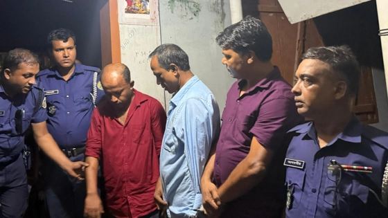 মাদক সেবনের সময় পুলিশের হাতে আটকরা। ছবি : কালবেলা
