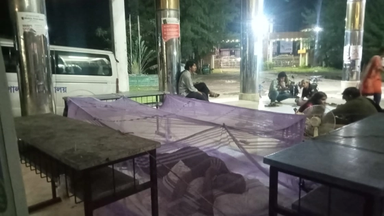 অনশনরত শিক্ষার্থীদের পাশে রাত কাটালেন উপাচার্য
