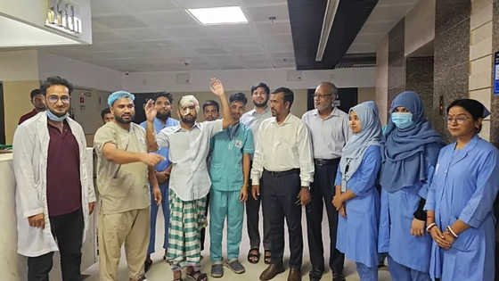 সংঘর্ষে আহত চট্টগ্রাম বিশ্ববিদ্যালয়ের শিক্ষার্থী মামুন মিয়াকে হাসপাতালের করিডোরে হাঁটানো হচ্ছে। ছবি : সংগৃহীত