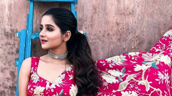 নিজ বাসায় বিপদে অভিনেত্রী