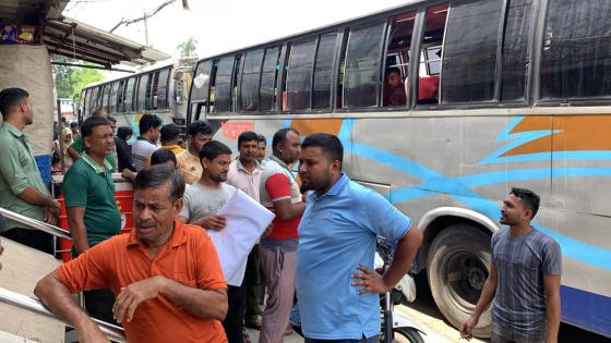 রাজশাহীত থেকে ঢাকাগামী বাস চলাচল বন্ধ থাকায় ভোগান্তিতে পড়েছেন সাধারণ যাত্রীরা। ছবি : কালবেলা