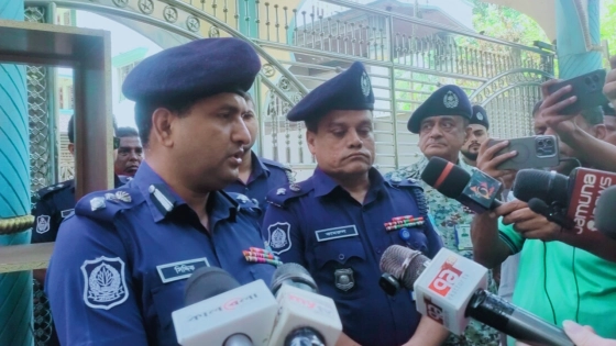 রাজবাড়ীর গোয়ালন্দে সাংবাদিকদের সঙ্গে আলাপকালে ঢাকা রেঞ্জের অ্যাডিশনাল ডিআইজি। ছবি : কালবেলা