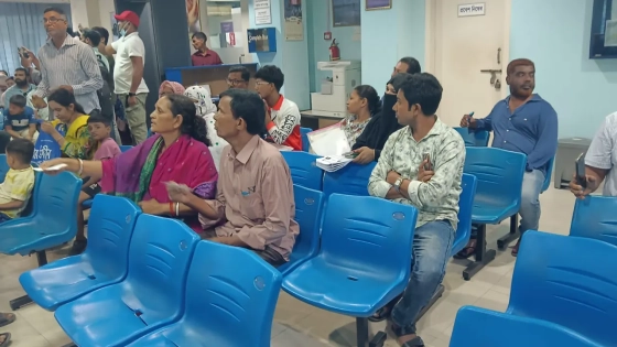 রাজশাহী ভারতীয় ভিসা সেন্টারে কেউ ফাইল হাতে দাঁড়িয়ে আছেন, কেউবা উদ্বিগ্ন চোখে কাউন্টারের দিকে তাকিয়ে। ছবি : কালবেলা
