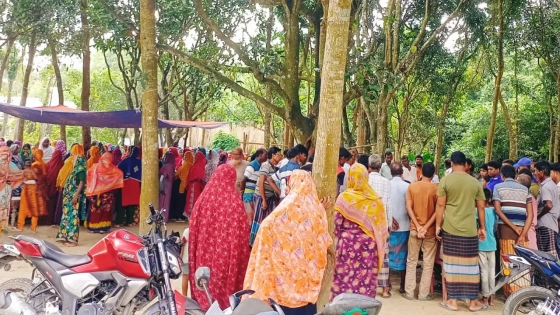 মরদেহ দেখতে এলাকাবাসীর ভিড়। ছবি : কালবেলা
