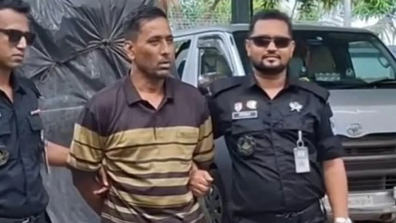 মেঘনা নদীর শীর্ষ নৌ-ডাকাত আক্তার সরকার। ছবি : কালবেলা