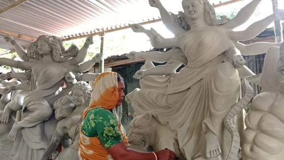 দুর্গাপূজা ঘিরে কর্মব্যস্ত কারিগররা, রংতুলির অপেক্ষায় প্রতিমা