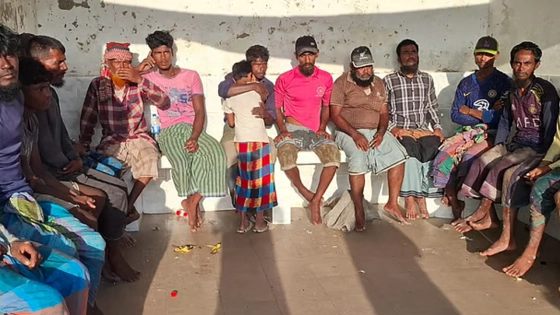 কোস্টগার্ডের হেফাজতে নেওয়া হয় জেলেদের। ছবি : সংগৃহীত