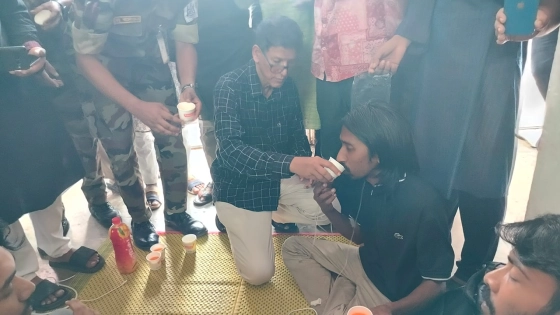 অনশনরতদের জুস পান করান উপাচার্য। ছবি : কালবেলা