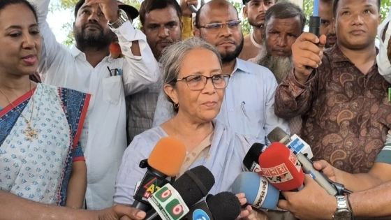 সাংবাদিকদের সঙ্গে কথা বলছেন উপদেষ্টা ফরিদা আখতার। ছবি : কালবেলা