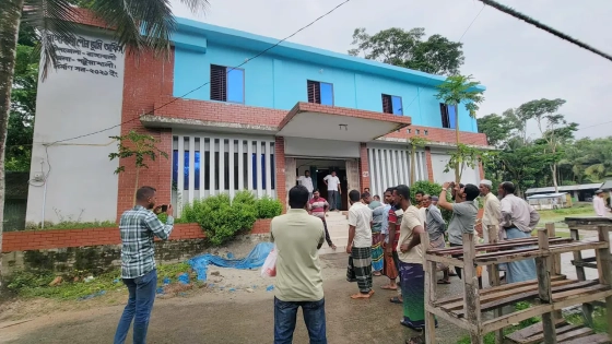 উপজেলার ইউনিয়ন ভূমি অফিস অবরুদ্ধ করে রাখেন ভুক্তভোগীরা। ছবি : কালবেলা