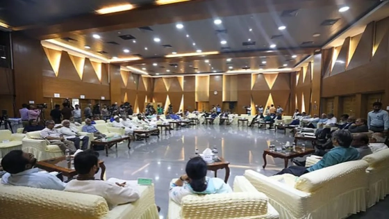 ঘরের আলোচনা মাঠে নেমে ছড়াচ্ছে নতুন উত্তাপ