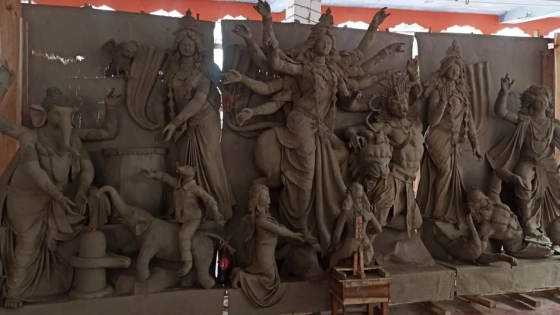 শেষ মুহূর্তের ব্যস্ততা খুলনার মণ্ডপগুলোতে