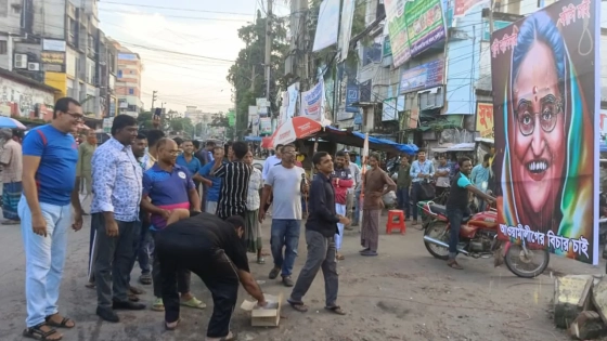 শেখ হাসিনার প্রতিকৃতিতে ডিম নিক্ষেপ