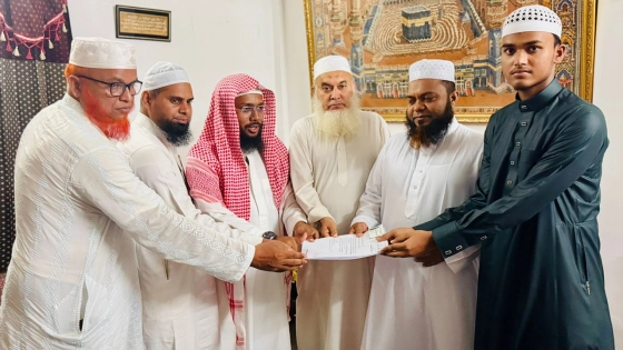 হাফেজ আনাস বিন আতিকের হাতে ভিসা ও টিকিট তুলে দেওয়া হয়েছে। ছবি : সৌজন্য