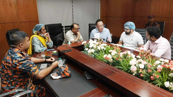 জাতীয় বার্ন ইনস্টিটিউট হাসপাতালে চিকিৎসকদের সঙ্গে মতবিনিময় করেন ডা. সং এস আই জ্যাক। ছবি : সংগৃহীত