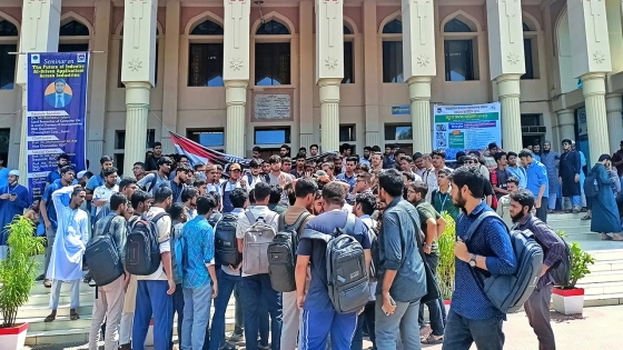 আন্তর্জাতিক ইসলামী বিশ্ববিদ্যালয়ে আন্দোলনরত শিক্ষার্থীদের অবস্থান। ছবি : কালবেলা